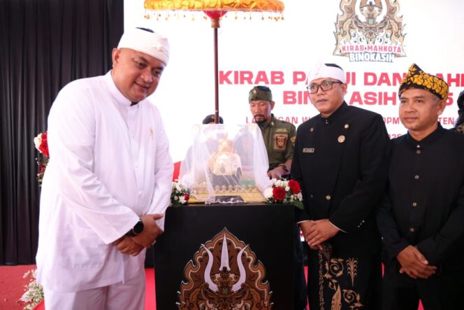 
					Prosesi Kirab Mahkota Binokasih Sanghyang Merupakan  Adat Budaya Sunda jabar