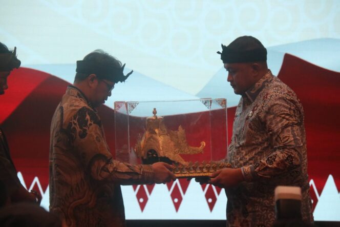 
					Bupati Kab Bogor resmi lepas Kirab Panji dan Mahkota Binokasih
