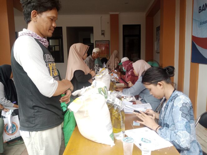 
					772 warga Sukaresmi Terima Bantuan pangan dari Kemensos RI Dapat Beras dan Minyak Goreng