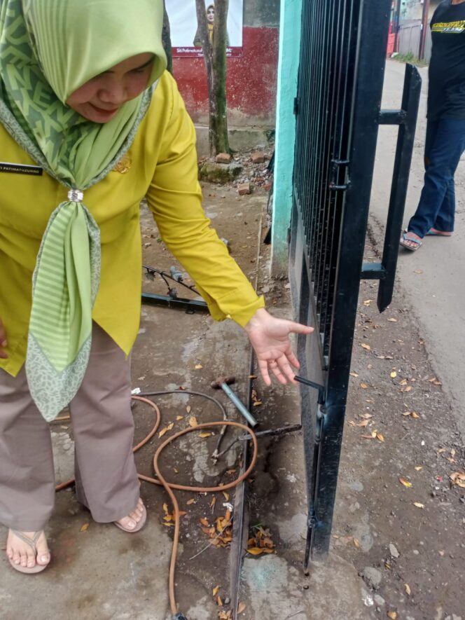 
					CV. Bumi Sakira Bikin Gerbang Pagar, Kepsek SDN Hegarsari 01 Kecewa