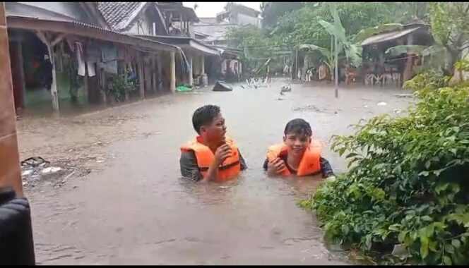 
					Hujan Deras Genangi wilayah Cikaret Sedalam 2 Meter warga Minta Pemerintah Cepat Tanggap