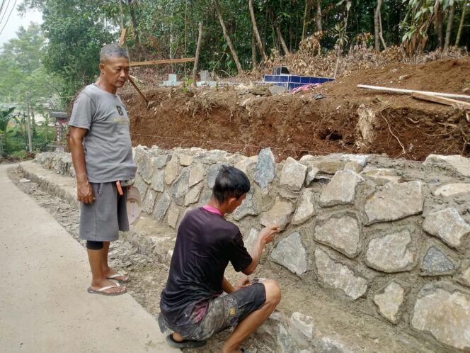 
					Bankeu Cair Warga Kp Setu Bersyukur TPT akhirnya Terealisasikan