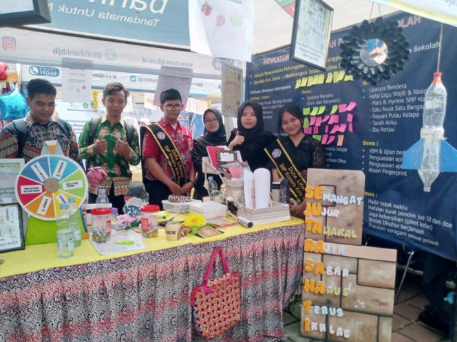 
					Kembali Tampilkan Produk karya Siswa SMP Kosgoro dimomen Hardiknas 2025