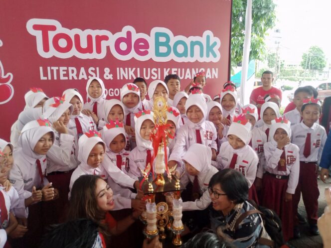 
					PT Bank CIMB Niaga mengajak membiasakan menabung sejak Dini Terhadap Siswa SD kota Bogor