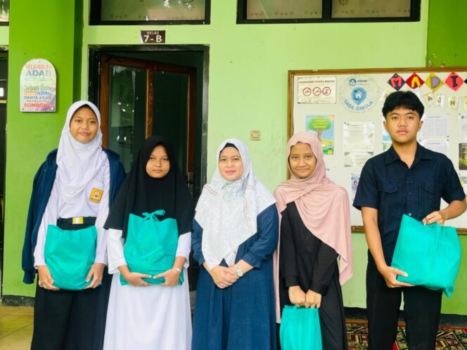 
					Cetak Nuansa Islami SMP Kosgoro Gelar Sanlat dan Peduli Kasih